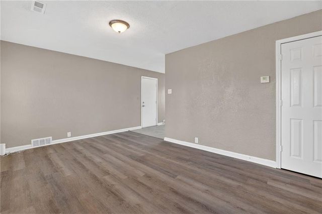 11302 MANCHESTER Avenue, Kansas City, MO 64134