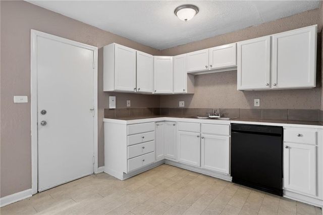 11302 MANCHESTER Avenue, Kansas City, MO 64134