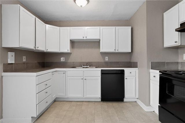 11302 MANCHESTER Avenue, Kansas City, MO 64134