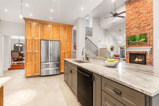 18 Golden Sunset Circle, The Woodlands, TX 77381
