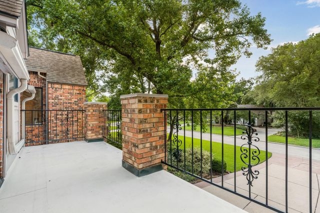 18 Golden Sunset Circle, The Woodlands, TX 77381