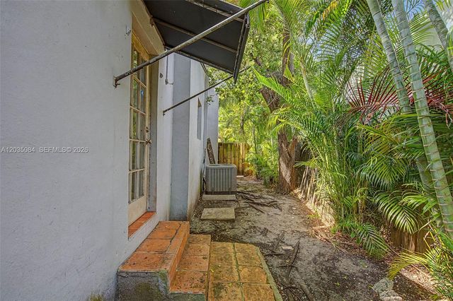 583 NW 47th St, Miami, FL 33127