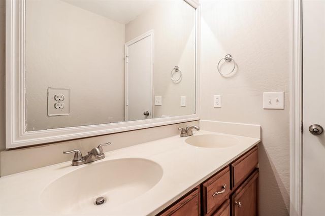 1125 Oak Creek Drive, Moore, OK 73160