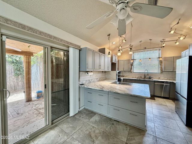 9118 N Eaglestone Loop, Tucson, AZ 85742