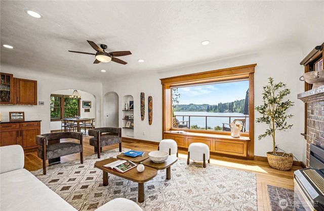 1427 Northlake Way NW, Bremerton, WA 98312
