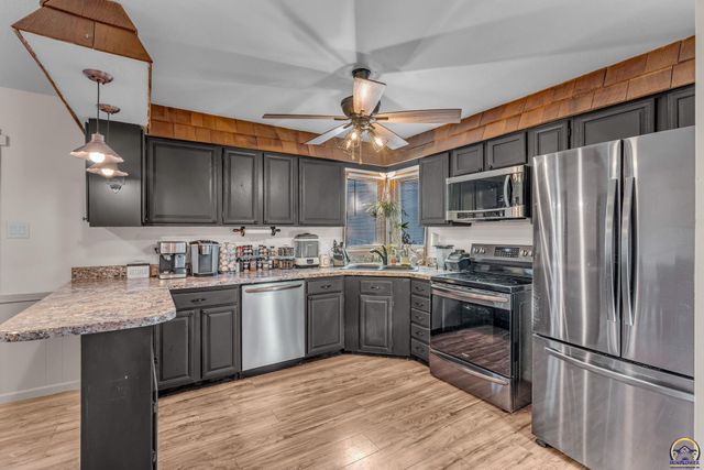 5719 SW 27th ST, Topeka, KS 66614