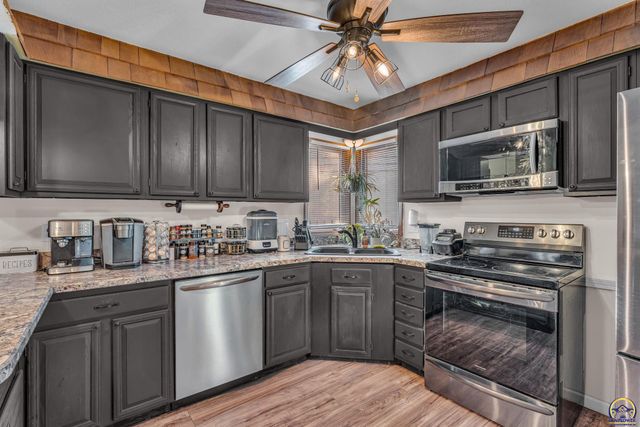 5719 SW 27th ST, Topeka, KS 66614