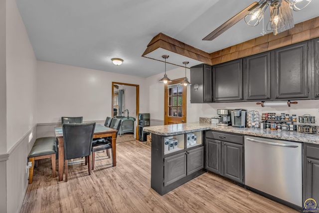 5719 SW 27th ST, Topeka, KS 66614