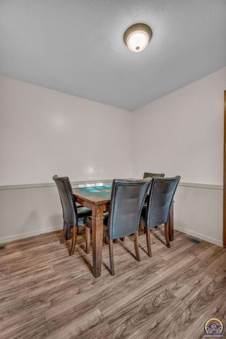 5719 SW 27th ST, Topeka, KS 66614