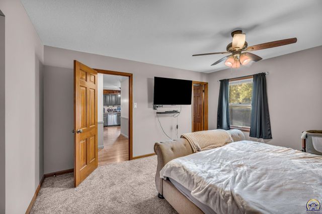 5719 SW 27th ST, Topeka, KS 66614