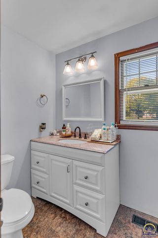 5719 SW 27th ST, Topeka, KS 66614