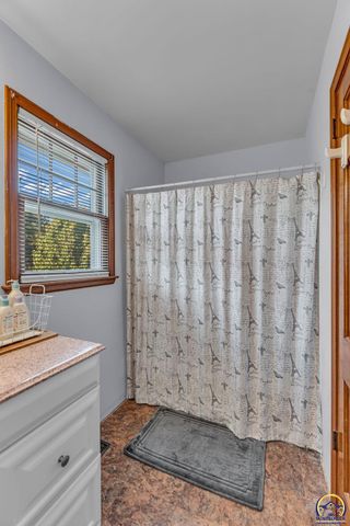 5719 SW 27th ST, Topeka, KS 66614