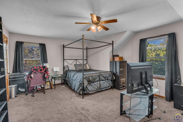 5719 SW 27th ST, Topeka, KS 66614