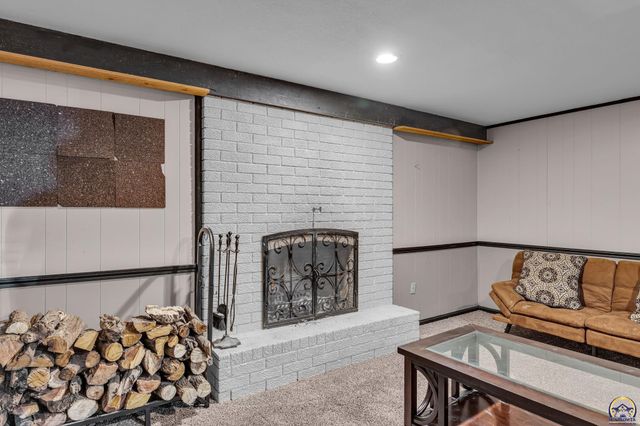 5719 SW 27th ST, Topeka, KS 66614