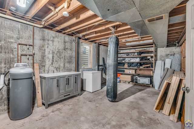 5719 SW 27th ST, Topeka, KS 66614