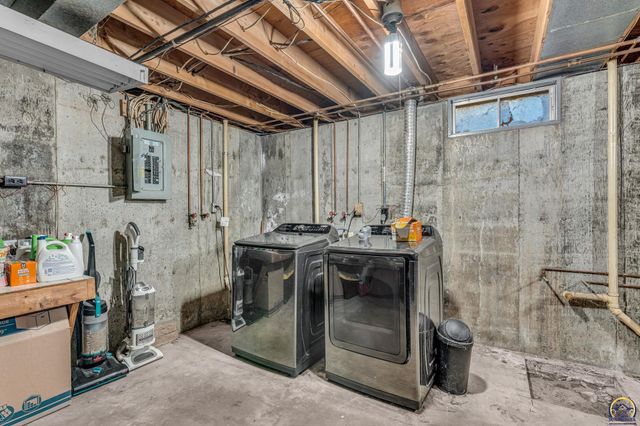 5719 SW 27th ST, Topeka, KS 66614