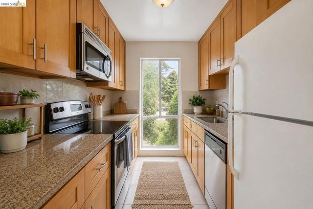 469 Van Buren Ave, Oakland, CA 94610