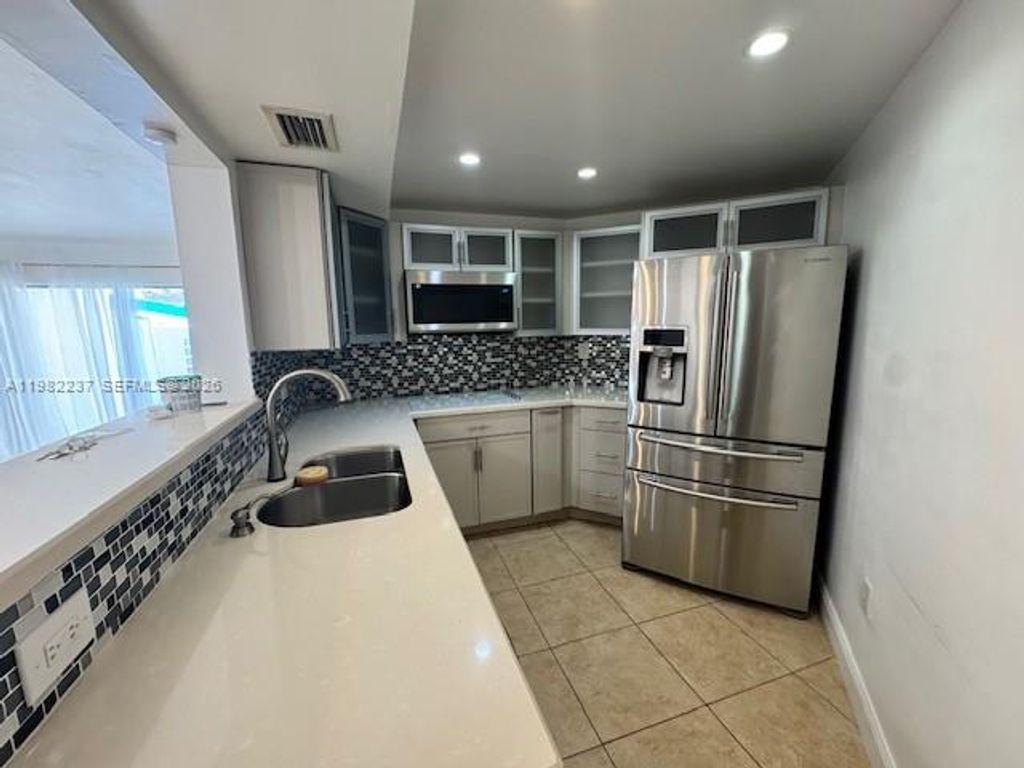 9715 Fontainebleau Blvd E103, Miami, FL 33172