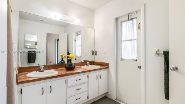 7101 NW 40th St, Coral Springs, FL 33065