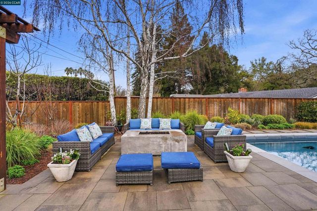 1 Green Acres Ct, Lafayette, CA 94549