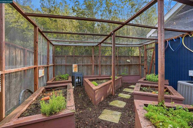 1 Green Acres Ct, Lafayette, CA 94549