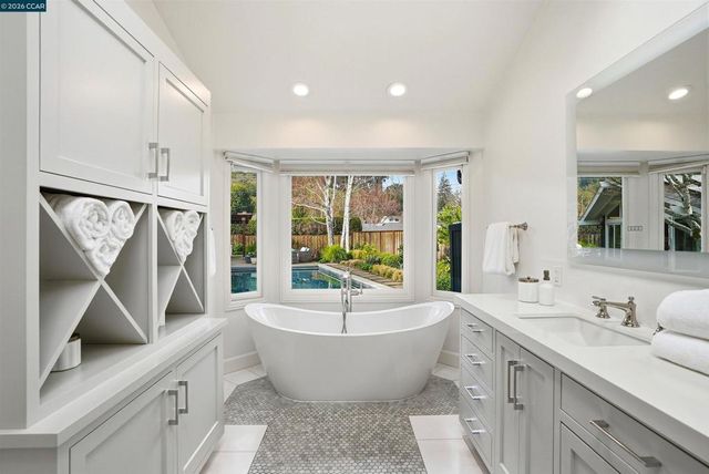 1 Green Acres Ct, Lafayette, CA 94549