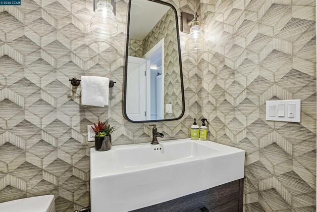 1 Green Acres Ct, Lafayette, CA 94549