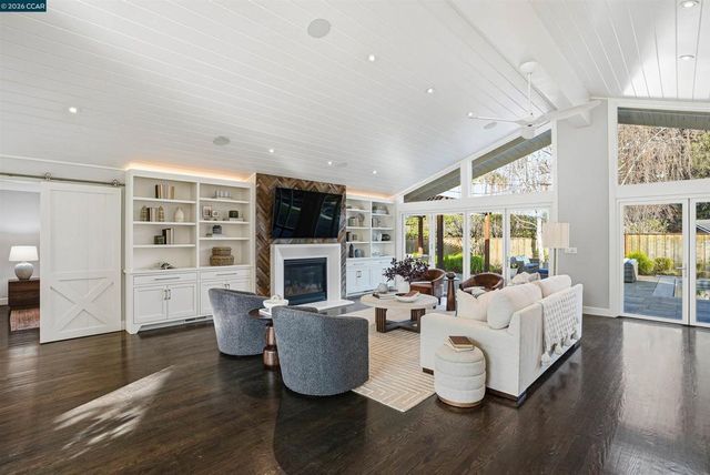 1 Green Acres Ct, Lafayette, CA 94549