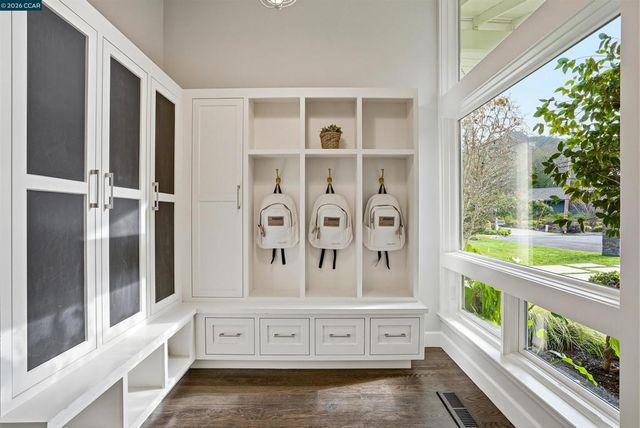 1 Green Acres Ct, Lafayette, CA 94549