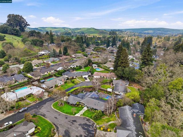 1 Green Acres Ct, Lafayette, CA 94549