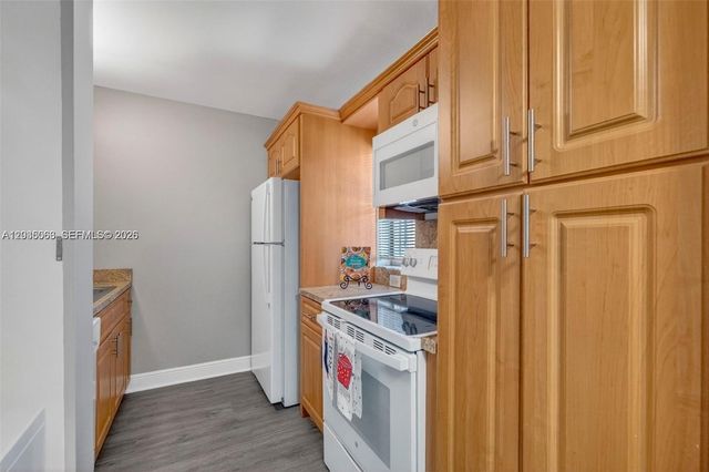 908 Twin Lakes Drive 8C, Coral Springs, FL 33071