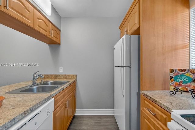 908 Twin Lakes Drive 8C, Coral Springs, FL 33071