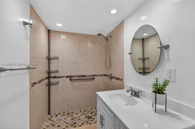 908 Twin Lakes Drive 8C, Coral Springs, FL 33071