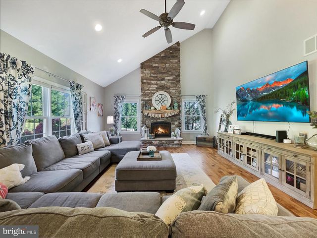 3638 WOODBYNE RD, Hellertown, PA 18055
