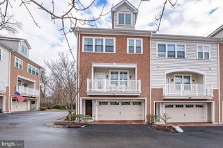 19 VILLAGE SQ, Paoli, PA 19301