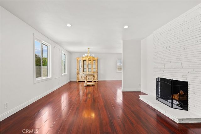 23036 Burbank, Woodland Hills, CA 91367