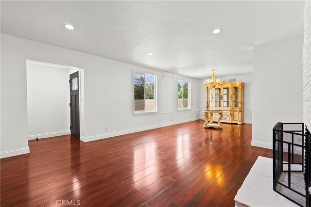 23036 Burbank, Woodland Hills, CA 91367