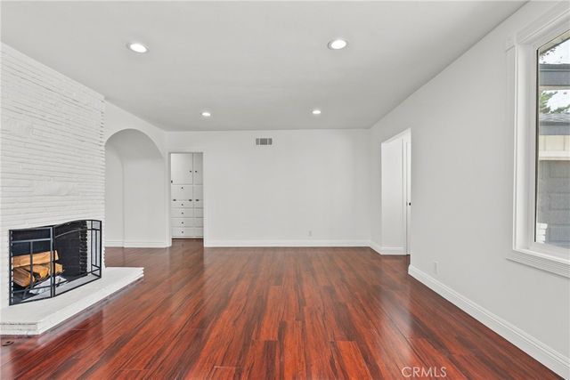 23036 Burbank, Woodland Hills, CA 91367