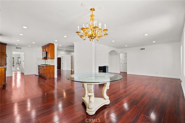 23036 Burbank, Woodland Hills, CA 91367