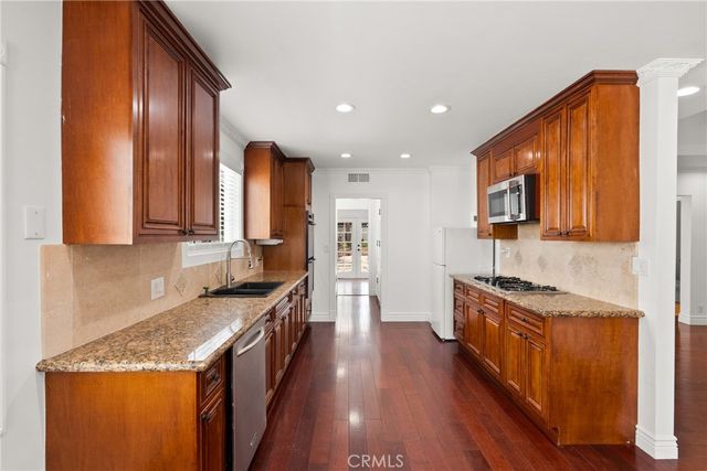 23036 Burbank, Woodland Hills, CA 91367