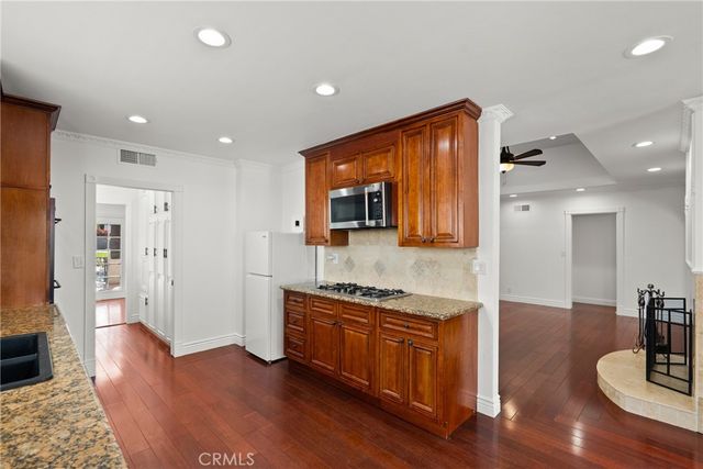 23036 Burbank, Woodland Hills, CA 91367