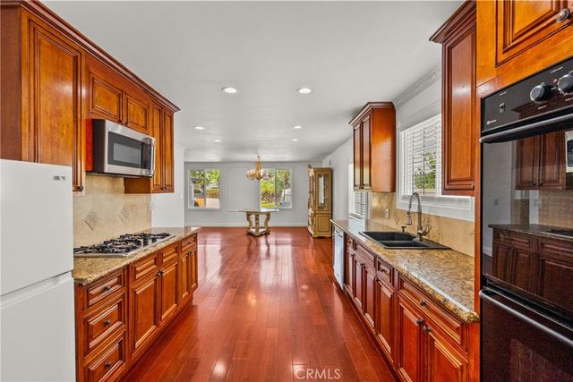 23036 Burbank, Woodland Hills, CA 91367