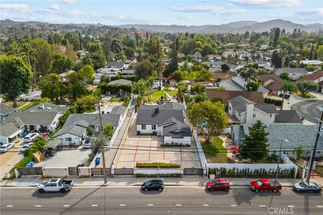 23036 Burbank, Woodland Hills, CA 91367