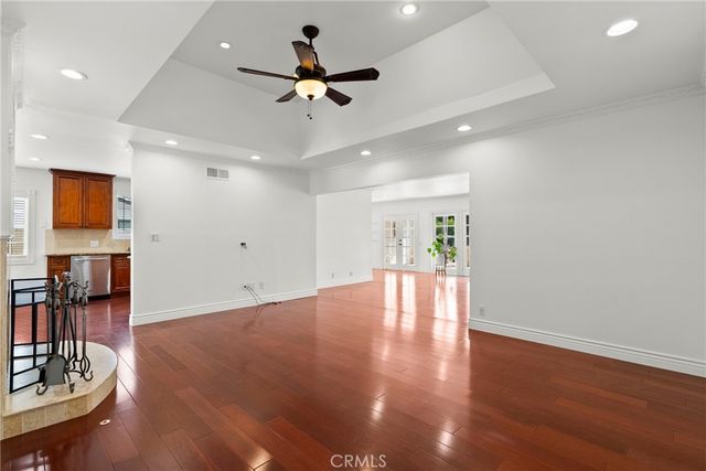 23036 Burbank, Woodland Hills, CA 91367