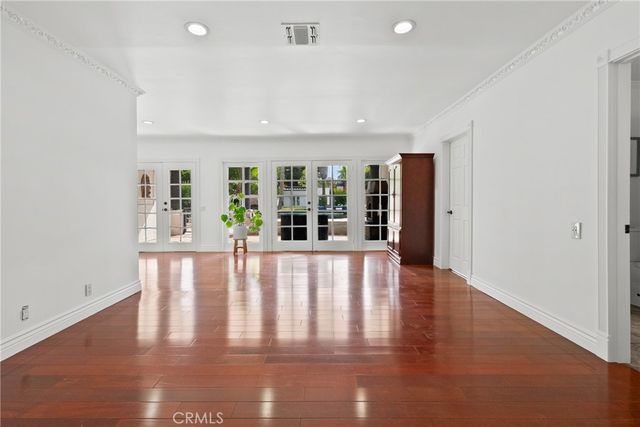 23036 Burbank, Woodland Hills, CA 91367