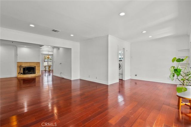23036 Burbank, Woodland Hills, CA 91367