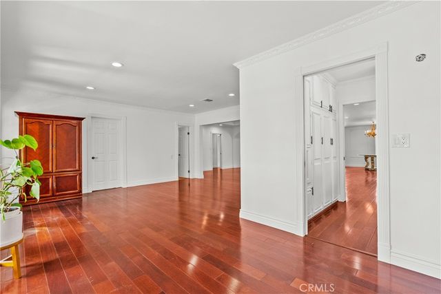 23036 Burbank, Woodland Hills, CA 91367