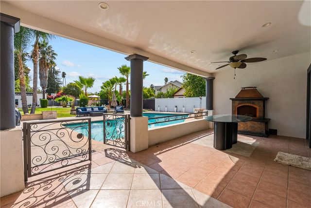 23036 Burbank, Woodland Hills, CA 91367