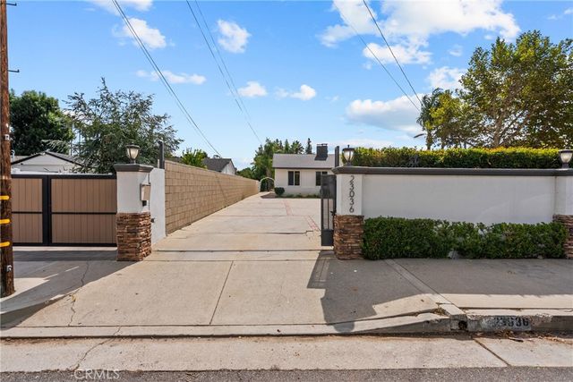 23036 Burbank, Woodland Hills, CA 91367