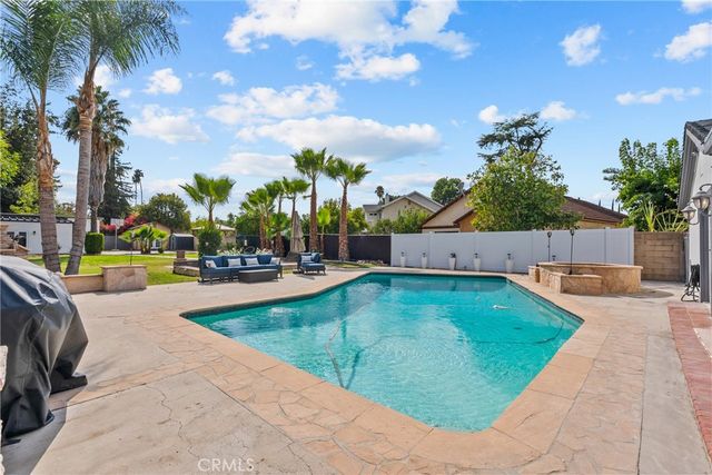 23036 Burbank, Woodland Hills, CA 91367